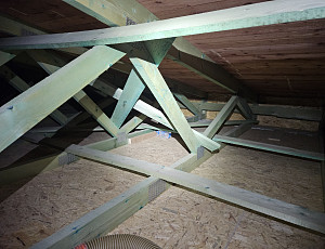 Zateplení stropu rodinného domu pomocí foukané izolace